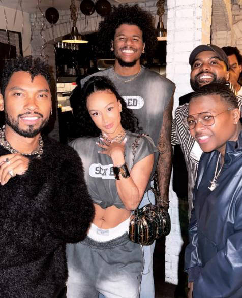 镜报：安菲尔德球迷因现场警报响起被暂时疏散，现已重新进场（镜报：警报触发安菲尔德球迷短暂撤离，现已恢复入场）