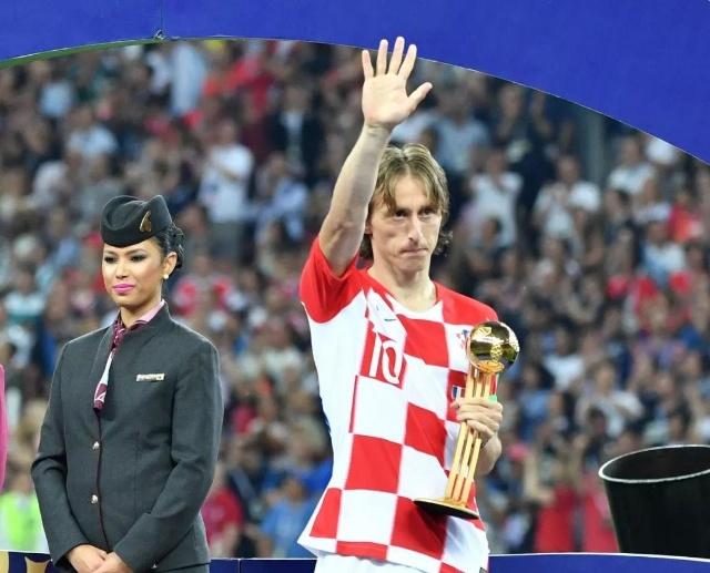 热议U22国足胜韩国：拜合拉木得看怎么用；韩国像大学生队（U22国足击败韩国引热议：拜合拉木用法成焦点，韩国踢得像大学生队）