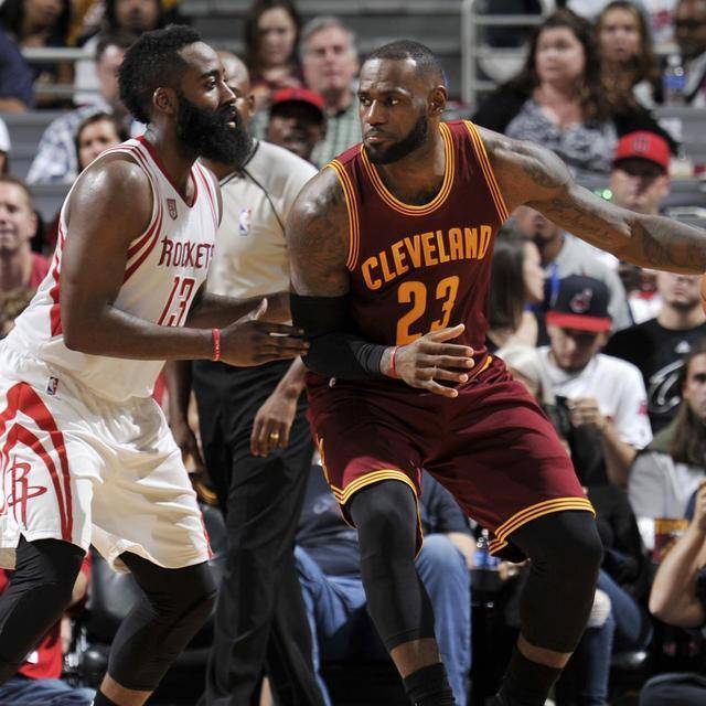 强烈对比！华子与队友疯狂庆祝 雷霆众人平静走入通道（反差拉满：华子和队友尽情庆祝，雷霆众将冷静走向通道）