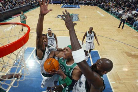 沃尔什的表现犹如球场上的新无眉大侠，场均贡献15.7分，命中率高达95%（沃尔什化身球场无眉新侠，场均15.7分、投篮命中率高达95%）