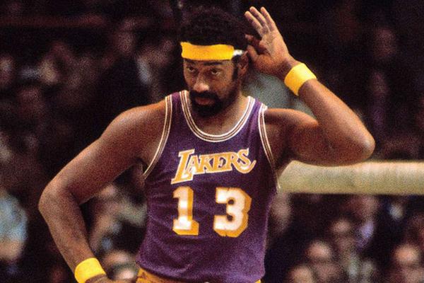 篮球湖人锁定比赛胜局，球迷狂喜（湖人提前奠定胜势，球迷欢腾）