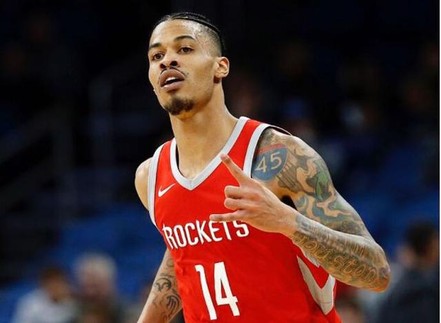 世体：埃里克-加西亚将戴面具随队出征，但弗里克不会让他首发（世体：埃里克-加西亚将戴面具随队启程，弗里克暂不安排其首发）