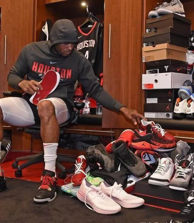 球迷在训练基地拉横幅支持阿隆索：我们爱你，冠军，振作起来（训练基地球迷举横幅力挺阿隆索：冠军，我们爱你，加油！）