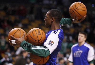 樊振东凭啥圈粉？王涛不教打球教做人，低调中的伟大！（樊振东何以圈粉无数？王涛重做人胜过教球，低调亦显伟大）