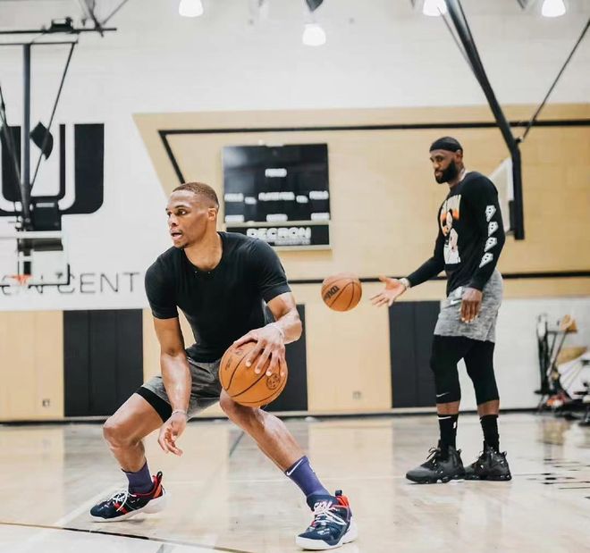 布伦森85次30+跃居队史第四，轰33分率尼克斯血洗爵士（布伦森第85次30+升至队史第4，33分领尼克斯大胜爵士）