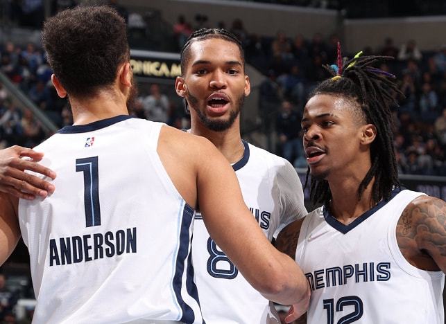 不在状态！爱德华兹半场14中3拿到14分 三分7中1（爱德华兹状态低迷：半场14投仅中3拿14分，三分7投仅1中）