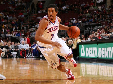 媒体人：是否可以开始考虑把库里送去黄蜂？用三球加几个选秀权换（媒体人提议：库里要不要被交易到黄蜂？用拉梅洛·鲍尔外加多个选秀权作为筹码）