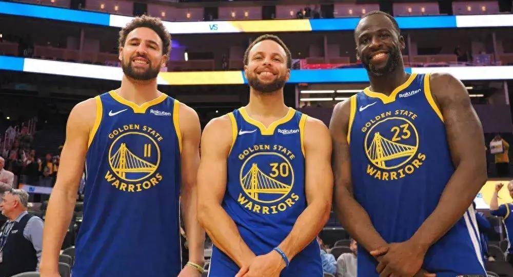 TA：阿莫林会在赛后与球迷合影，并会在其他场合展现出亲和力（TA：阿莫林赛后常与球迷合影，日常亦展露亲和力）