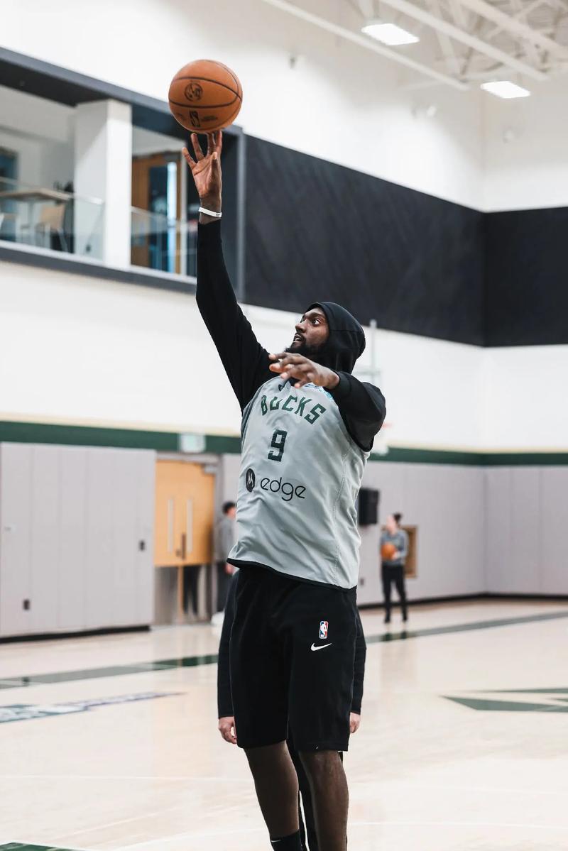 欧冠赛场精彩瞬间：皇马主场2-0取胜,（欧冠之夜高光时刻：皇马主场2比0告捷）