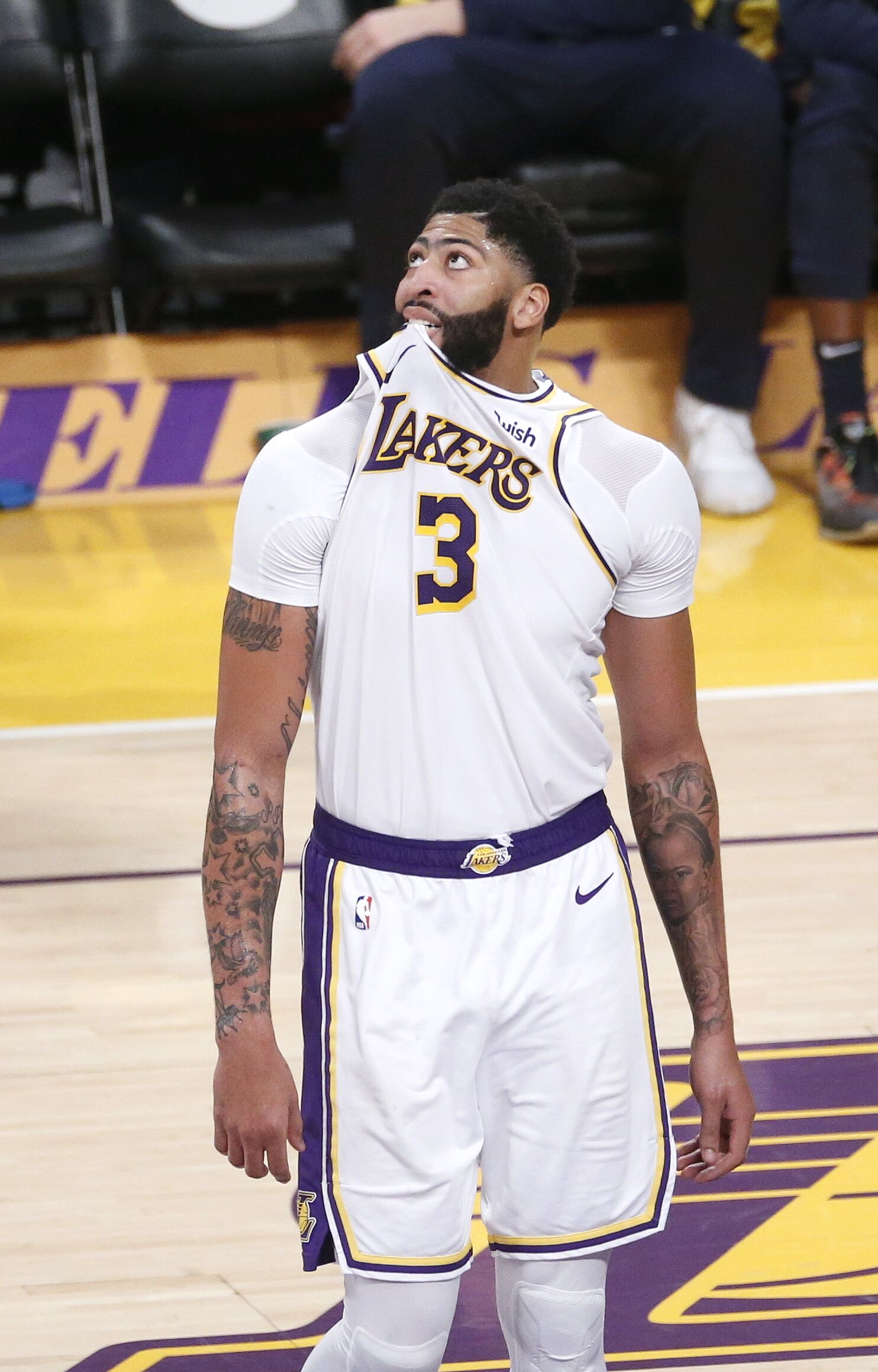 四川开场三分钟未得分，比赛开局略显沉闷（四川队前三分钟零得分，开场气氛略显乏味）