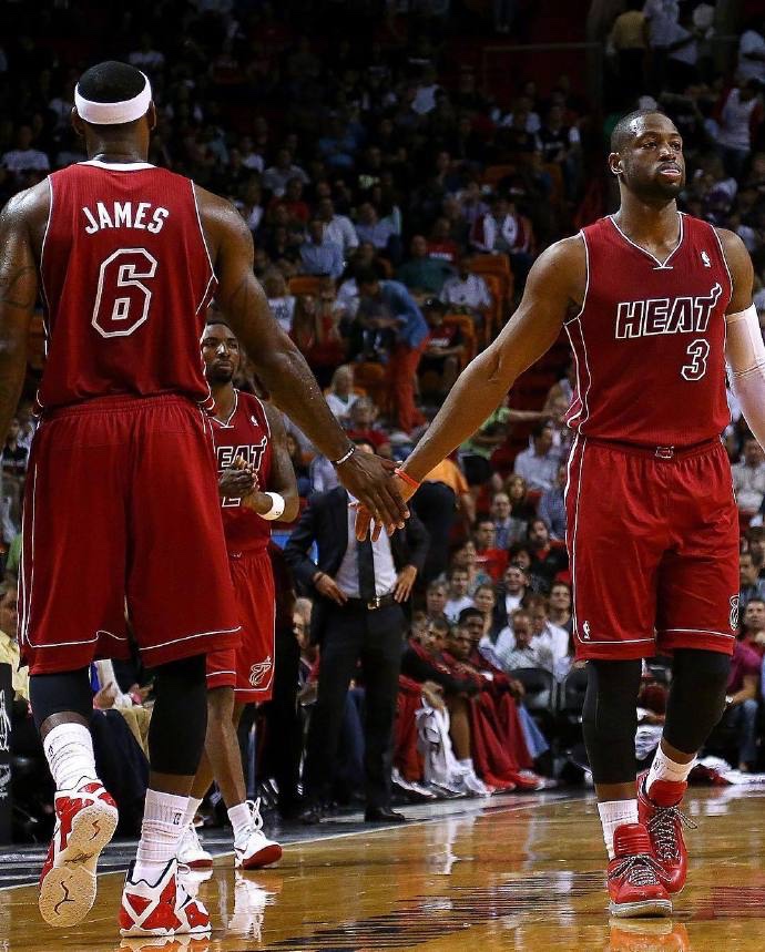 球队还能挽救吗？伦纳德：现在还早，我们还有62场比赛要打（球队还有救吗？伦纳德：别急，赛季还早，后面还有62场）