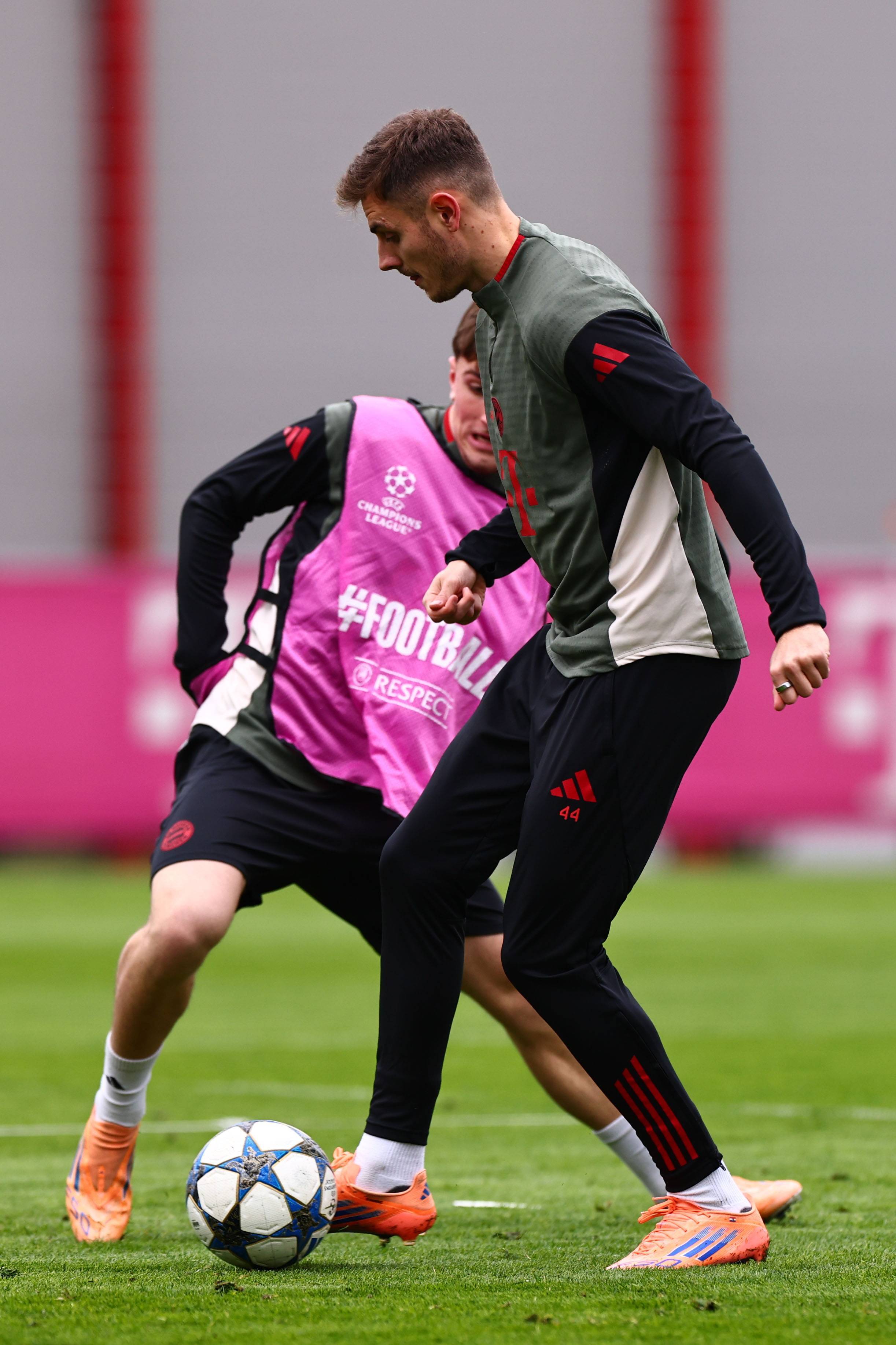 埃利奥特晒内马尔与梅西的球星卡，并配上了GOAT的emoji（埃利奥特晒出梅西与内马尔球星卡，配上'GOAT'表情符号）