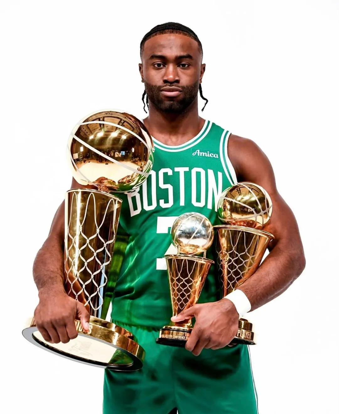 他是这队最稳的那个人（他是这支队伍最可靠的存在）