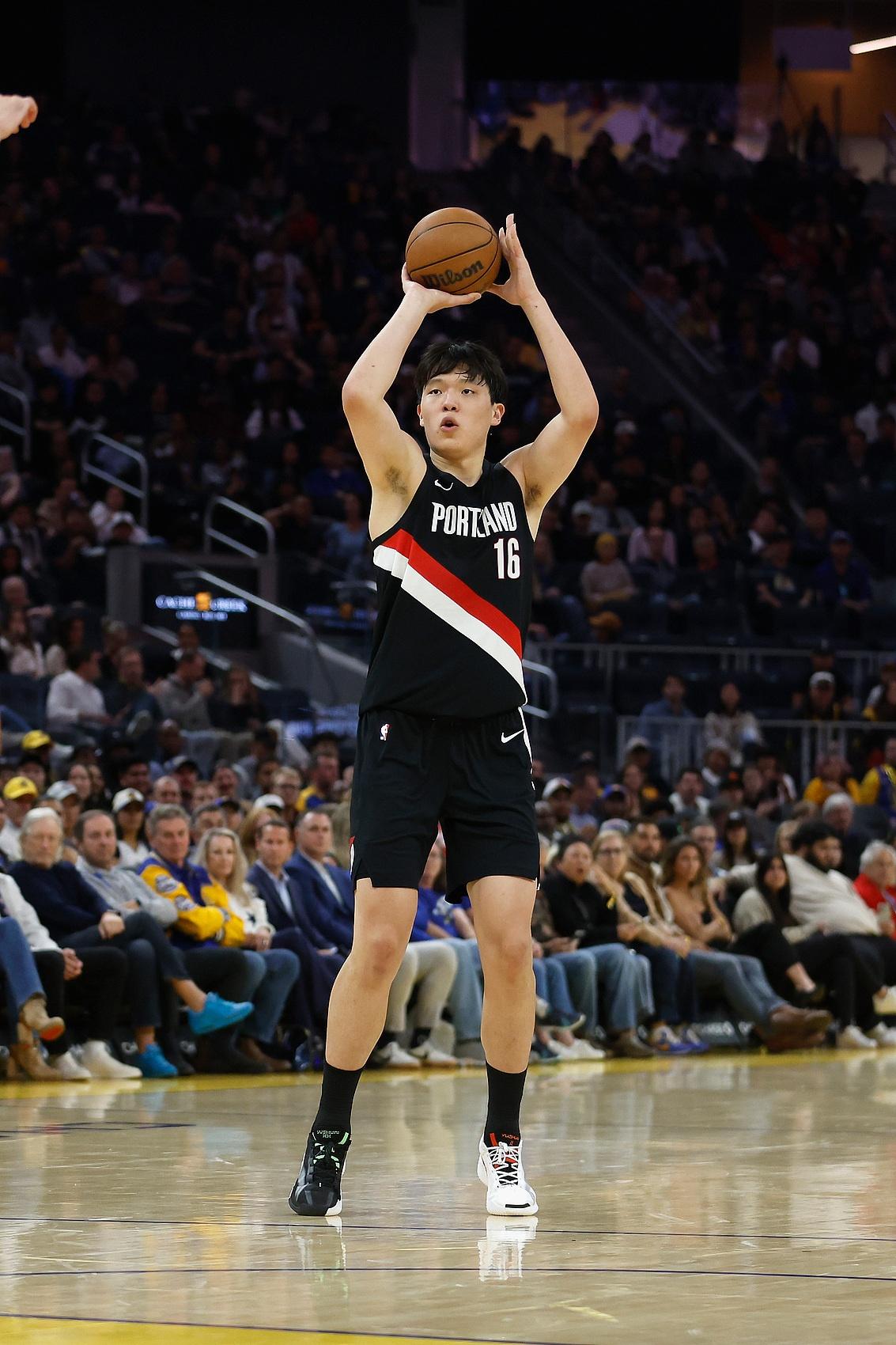 球衣颜色相近？当值主裁把维罗纳与乌迪内斯搞混了（球衣颜色太像，主裁把维罗纳认成了乌迪内斯）